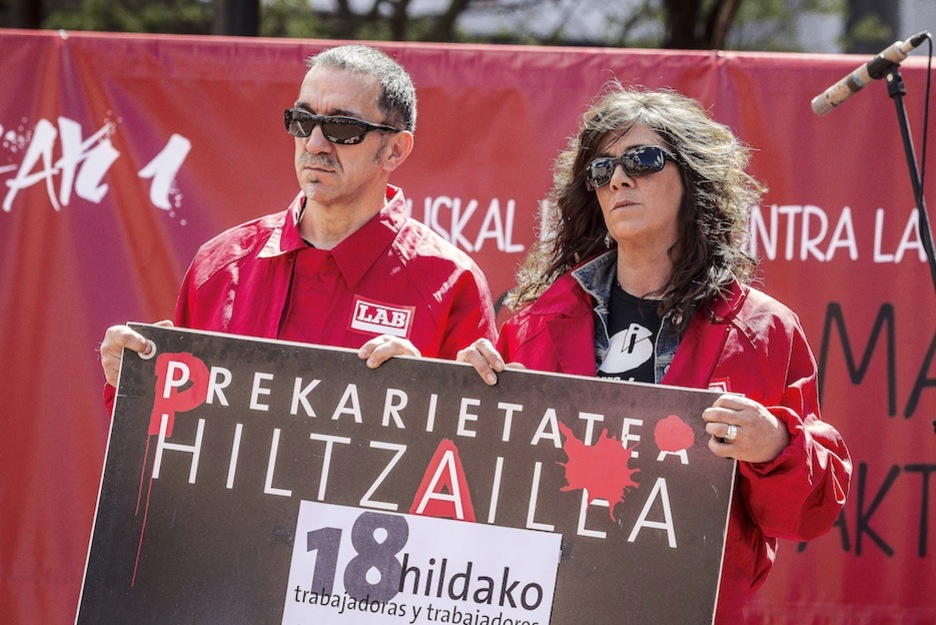 Cartel contra la precariedad en la movilización de LAB de Sestao. (Aritz LOIOLA / ARGAZKI PRESS)