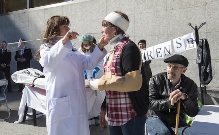 Parodia de los forenses durante una protesta el pasado mes de abril. (Marisol RAMIREZ/ARGAZKI PRESS)