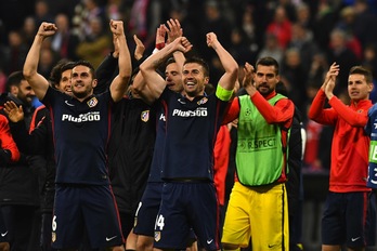 Los jugadores del Atlético celebran la clasificación para la final de la Champions. (Lukas BARTH / AFP)