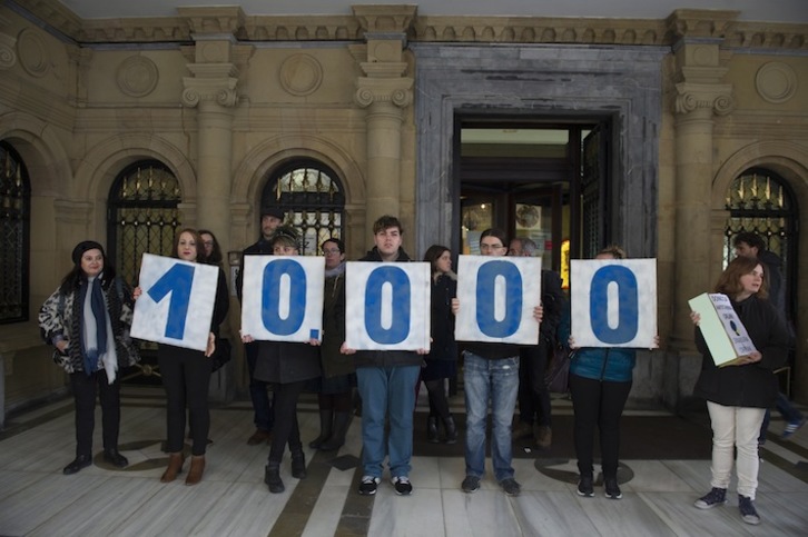 Donostia Antitaurina entregó 10.000 firmas contra las corridas de toros. (Juan Carlos RUIZ/ARGAZKI PRESS)