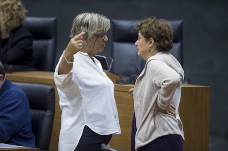 Marisa de Simón (I-E), charlando con Fátima Andreo, de Podemos, en una imagen de archivo. (Iñigo URIZ/ARGAZKI PRESS)