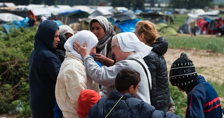 Un grupo de refugiados en Idomeni. (Tobias SCHWARZ/AFP)