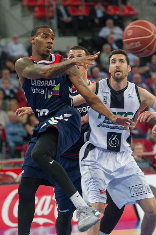 Darius Adams ha vuelto a realizar un gran partido. (Juanan RUIZ / ARGAZKI PRESS)