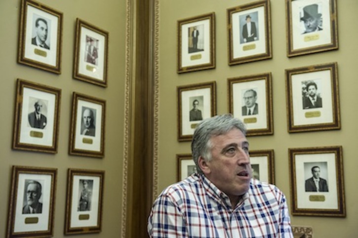 Joseba Asiron, rodeado por las fotos oficiales de anteriores alcaldes.