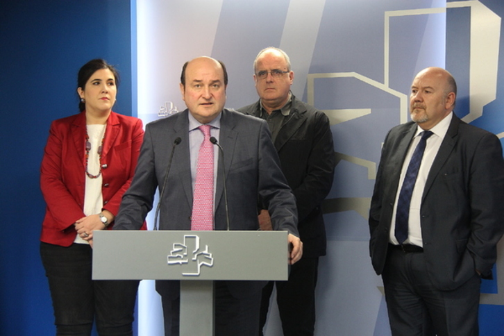 Andoni Ortuzar ha comparecido en el Parlamento para explicar el documento presentado a los partidos. (PNV)