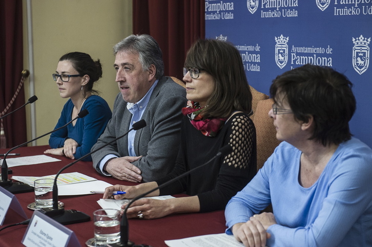 Beloki, Berro y Eguino, junto al alcalde Joseba Asiron, han defendido las escuelas infantiles. (Jagoba MANTEROLA / ARGAZKI PRESS)