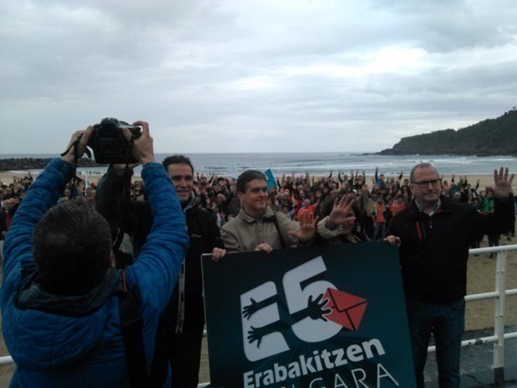 Agerraldi jendetsua egin dute Donostiako Zurriolan. (@iontelleria)