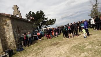 Ehunka lagun igo dira Bizkargi mendira.