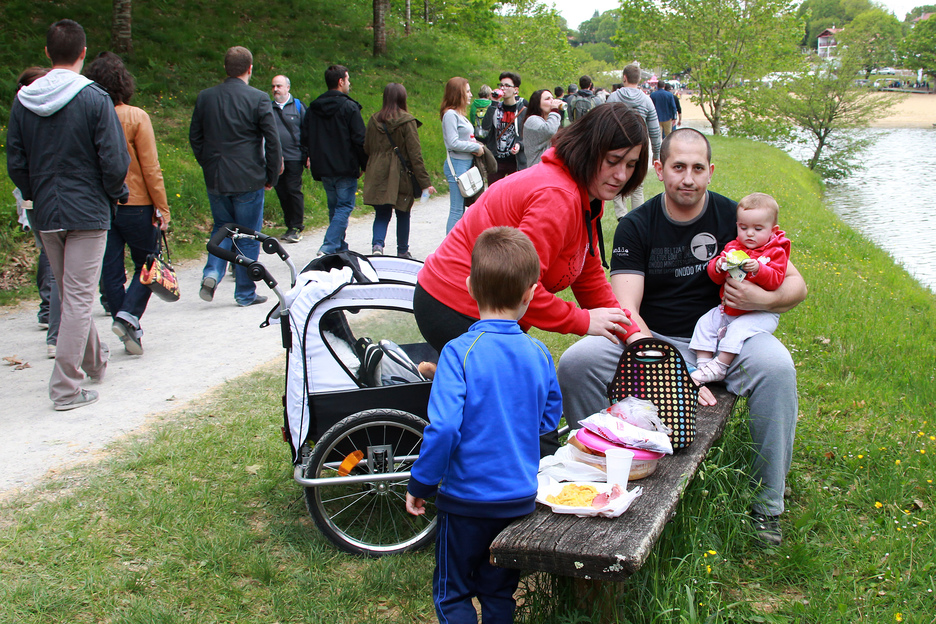 Famili giroan hurbildu dira euskaltzale asko. (Bob EDME)