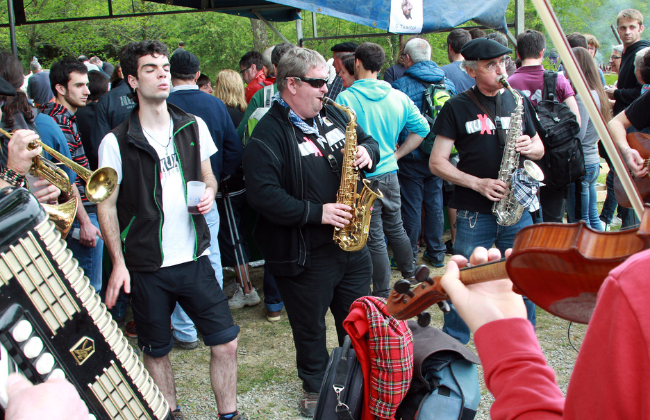 Musikariak giroa alaitzen. (Bob EDME)