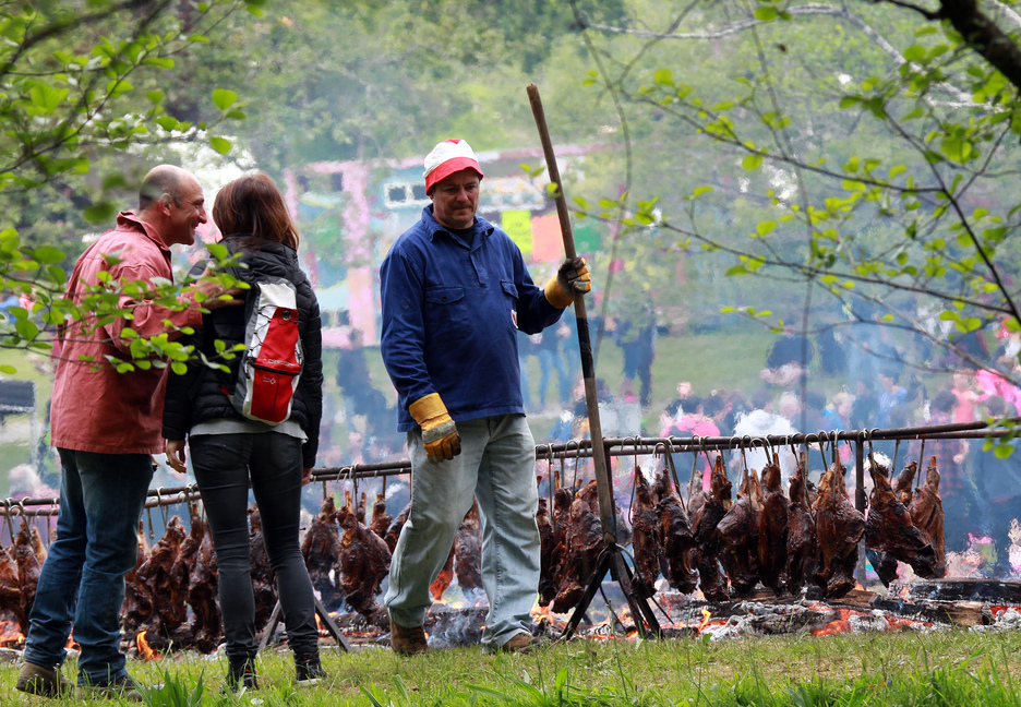 Zikiroa prestatzen bazkaltzeko. (Bob EDME)
