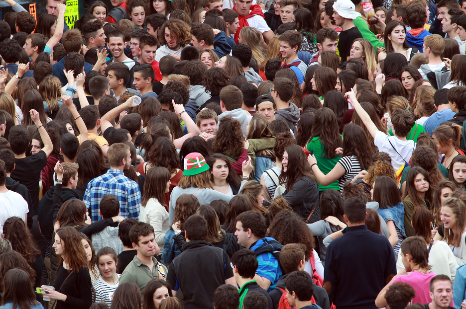 Gazteak kontzertuetaz gozatzen. (Bob EDME)