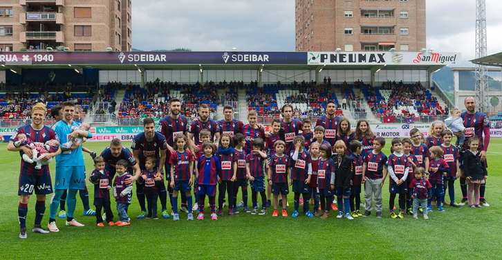 Muchos jugadores se han despedido de la afición del Eibar en el último partido en Ipurua. (Juanan RUIZ / ARGAZKI PRESS)