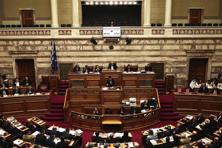 Tsipras, ante el Parlamento griego, antes de votar. (Angelos TZORTZINIS / AFP)