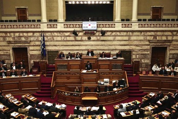 Tsipras, ante el Parlamento griego, antes de votar. (Angelos TZORTZINIS / AFP)