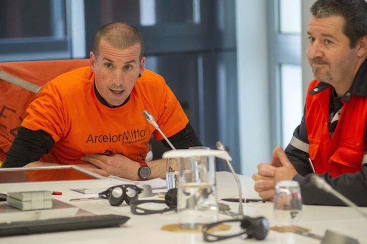 Representantes del comité de Arcelor Zumarraga, en las Juntas Generales de Gipuzkoa. (Juan Carlos RUIZ/ARGAZKI PRESS)