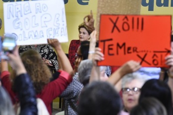 Dilma Rousseff, en el acto de este lunes con estudiantes y profesores universitarios. (Evaristo SA / AFP)
