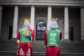 Dos de los reyes de la baraja, ataviados con la camiseta del Baskonia. (Jaizki FONTANEDA / ARGAZKI PRESS)