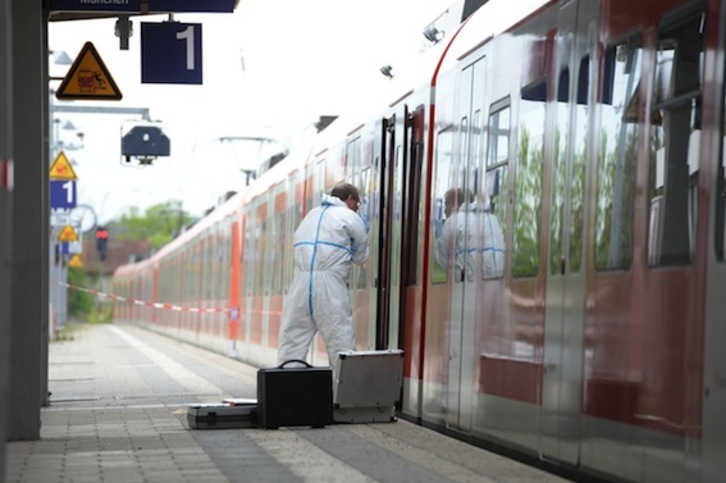 Un experto forense de la Policía recoge pruebas en el lugar de los hechos. (Andreas GEBERT/AFP)