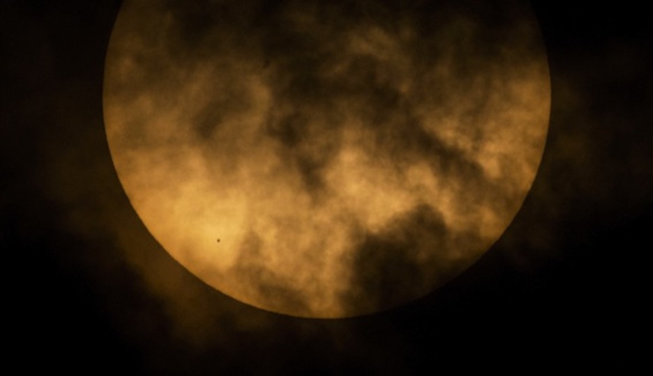 Mercurio aparece como un punto negro en la parte inferior izquierda del Sol. (AFP)