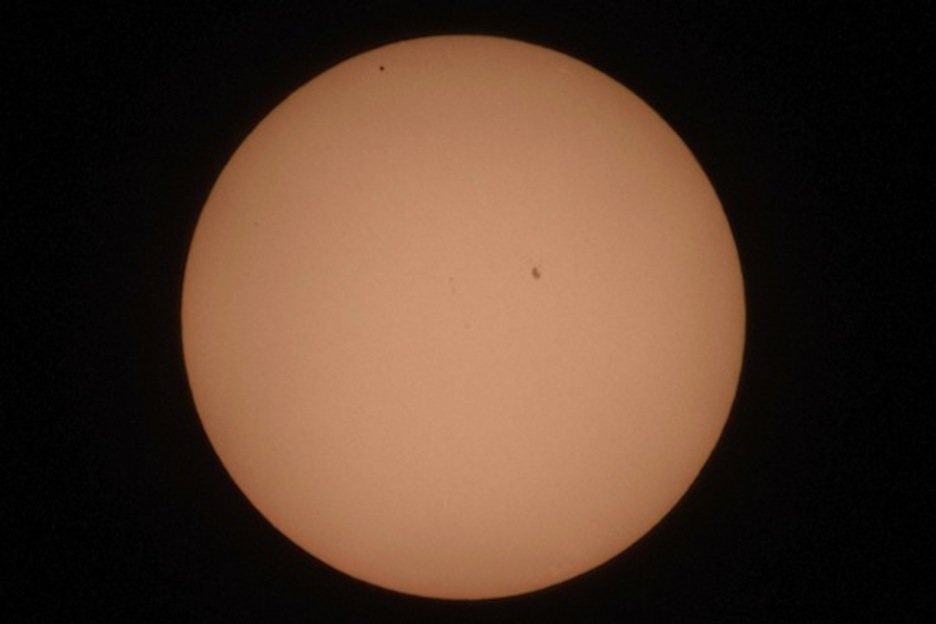 Mercurio, en la parte superior izquierda del Sol. (Maxim MALINOVSKY/AFP)