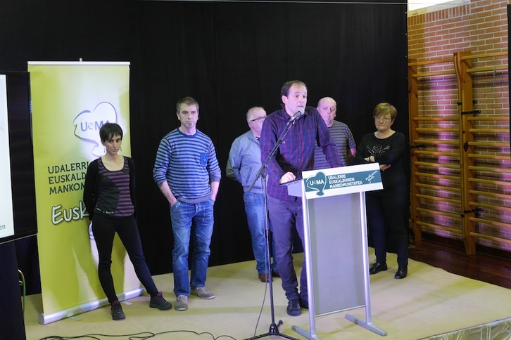 UEMAk izan dituen lehendakariak bildu ziren Aizarnazabalen 25. urtemuga ospatzeko egin zuten batzarrean. (Gotzon ARANBURU)
