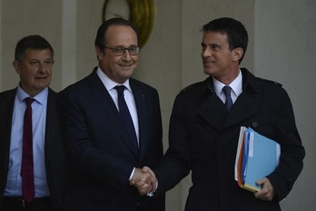 El presidente francés, François Hollande, junto al primer ministro, Manuel Valls. (Bertrand GUAY/AFP)