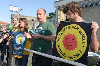 Txetx Etcheverry, erdian, Baionako polizia-etxearen atarian. (Isabelle MIQUELESTORENA)