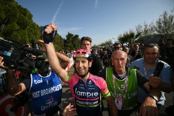 Ulissi alza el puño tras cruzar la línea de meta. (@giroditalia)