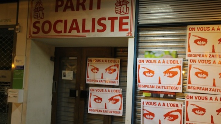 «Begipean zaituztegu!» leloa duten afixak, PSren egoitzan. 