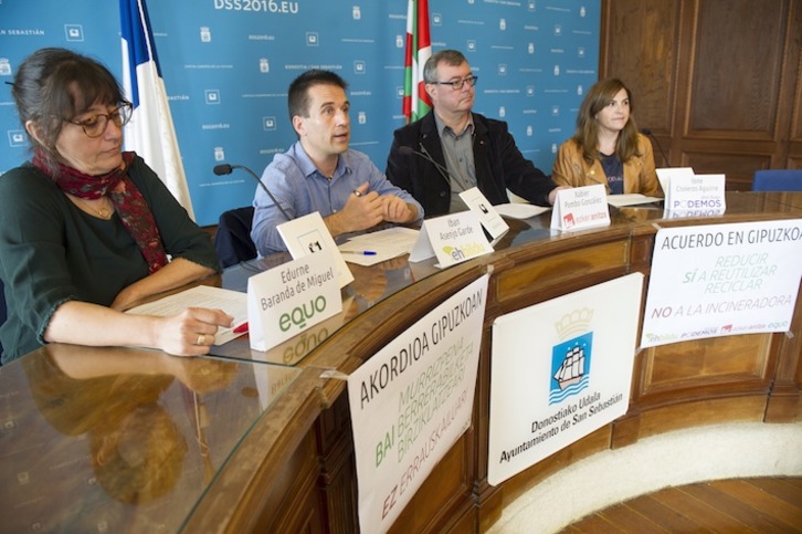 Representantes de EH Bildu, Podemos, Ezker Anitza y Equo han presentado el acuerdo marco contra la incineradora. (Juan Carlos RUIZ/ARGAZKI PRESS)