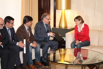 Carme Forcadell ha recibido en el Parlament a los redactores del borrador constitucional. (@parlament_cat)