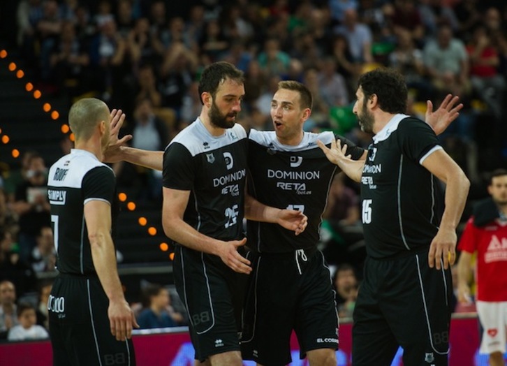 Los hombres de negro se felicitan por la victoria. (Marisol RAMÍREZ / ARGAZKI PRESS)