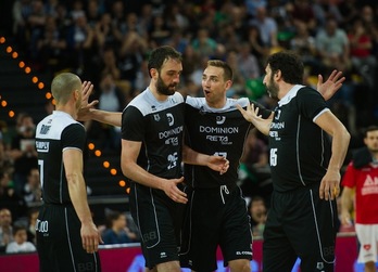 Los hombres de negro se felicitan por la victoria. (Marisol RAMÍREZ / ARGAZKI PRESS)