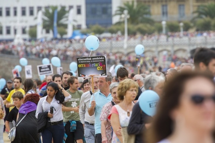 Erraustegiaren aurkako giza katea, Kontxako hondartzan. (Gorka RUBIO/ARGAZKI PRESS)