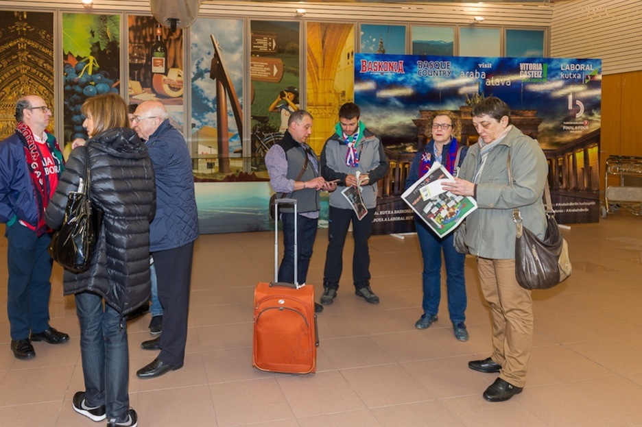 Aficionados en el aeropuerto de Foronda. (Juanan RUIZ / ARGAZKI PRESS)