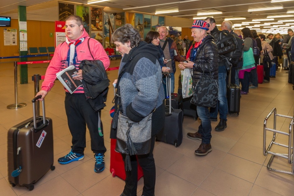 Cola antes de subir al avión. (Juanan RUIZ / ARGAZKI PRESS)