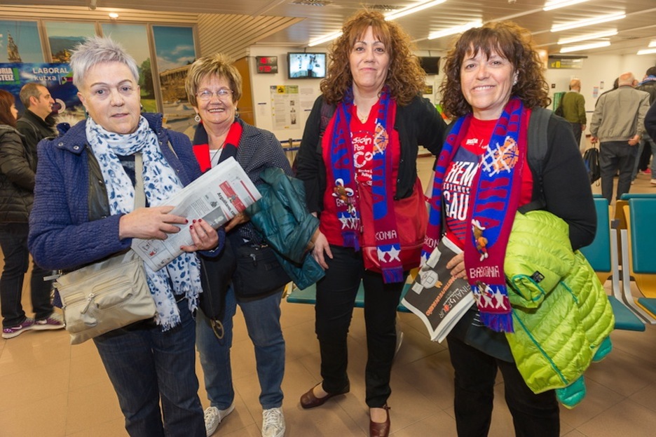 Cuatro aficionadas con billete a Berlín. (Juanan RUIZ / ARGAZKI PRESS)