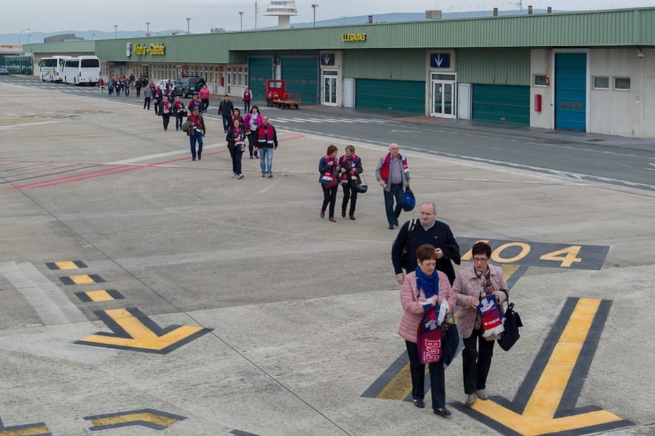 Por la pista, camino del aparato. (Juanan RUIZ / ARGAZKI PRESS)