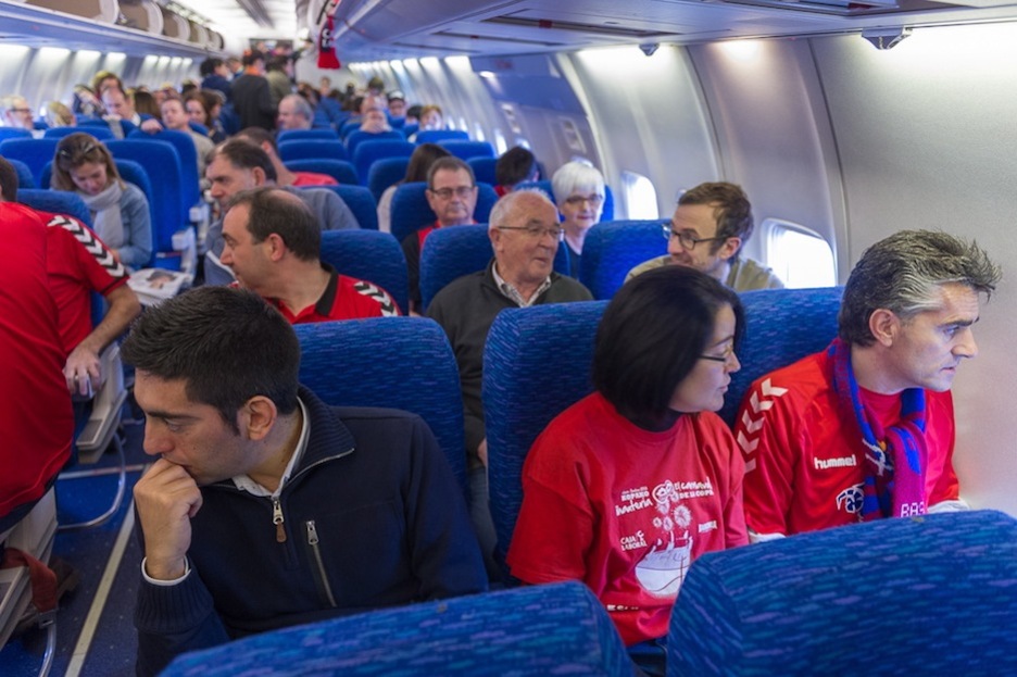 Todos preparados dentro del avión. (Juanan RUIZ / ARGAZKI PRESS)