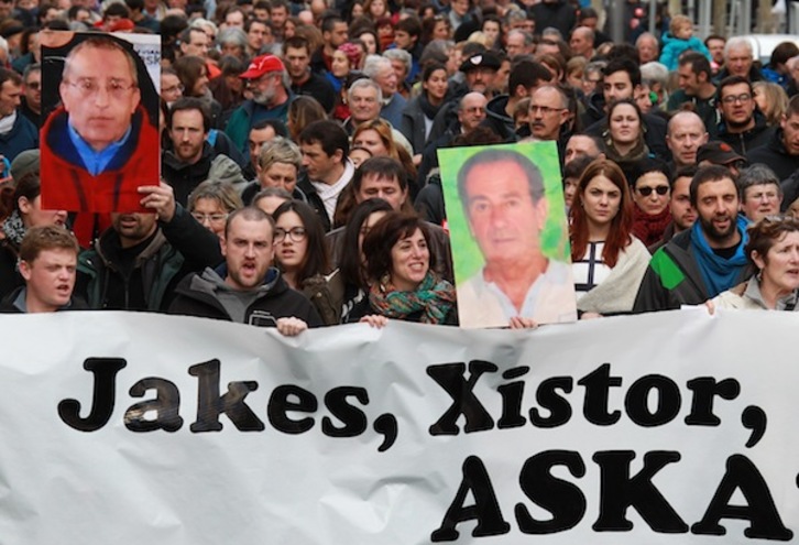 Jakes Esnal, ‘Xistor’ Haranburu eta Jon eta Unai Paroten askatasuna eskatzeko manifestazioa egin zuten apirilean Donibane Lohizunen. (Bob EDME)