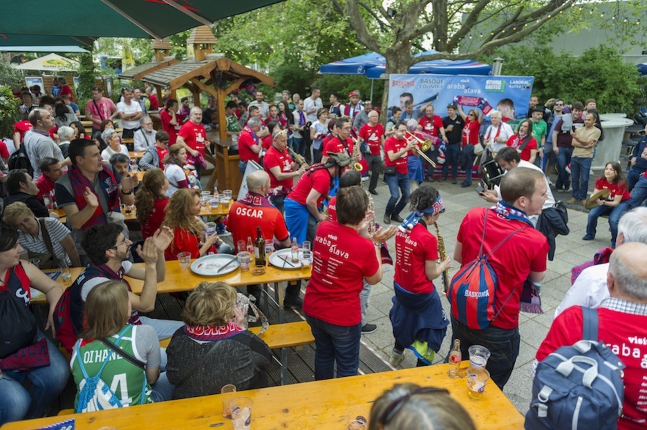 Mucho ritmo con la txaranga. (Juanan RUIZ / ARGAZKI PRESS)