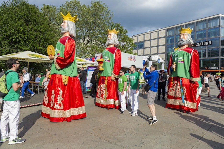 Los gigantes de Gasteiz, por las calles de Berlín. (Juanan RUIZ / ARGAZKI PRESS)