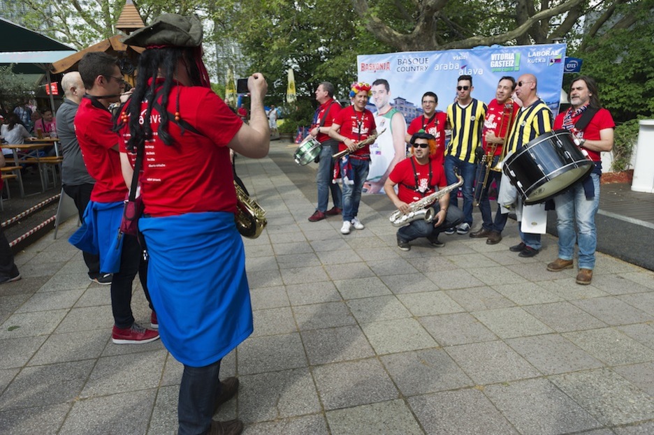 Dos hinchas del Fenerbahce que se han apuntado a la fiesta. (Juanan RUIZ / ARGAZKI PRESS)