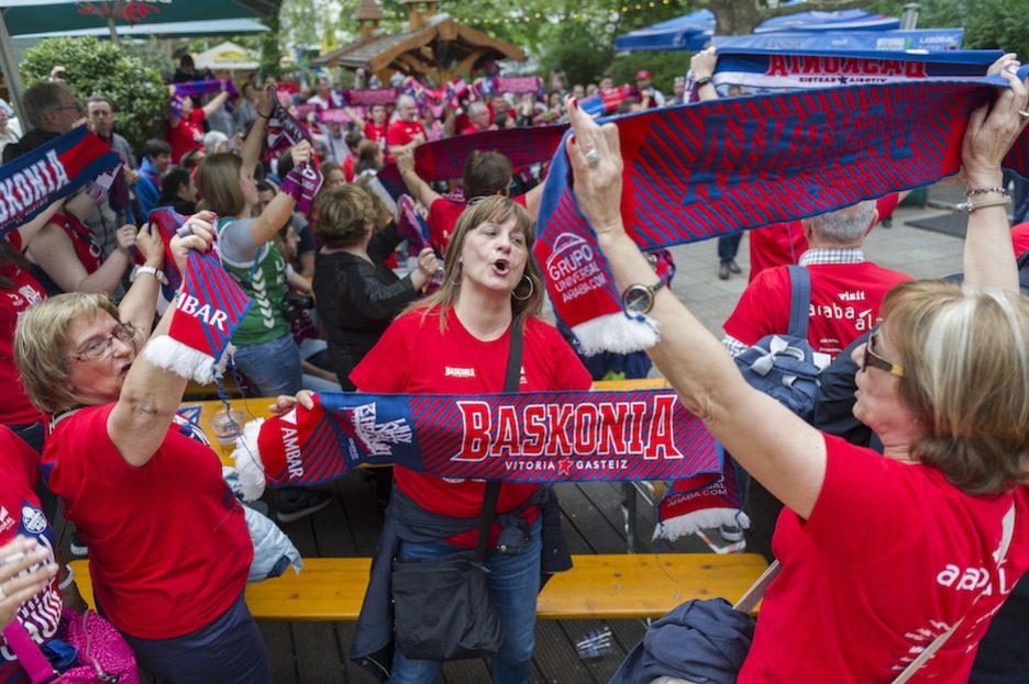 Bufandas en todo lo alto. (Juanan RUIZ / ARGAZKI PRESS)
