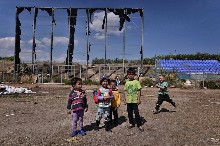 Grupo de menores refugiados en un campamento turco. (Louisa GOULIAMAKI / AFP)