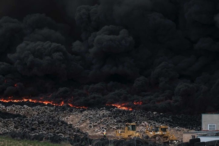 Neumáticos ardiendo en el cementerio de Seseña, en un incendio incontrolado. (Pedro ARMESTRE/AFP)