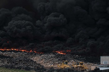 Neumáticos ardiendo en el cementerio de Seseña, en un incendio incontrolado. (Pedro ARMESTRE/AFP)