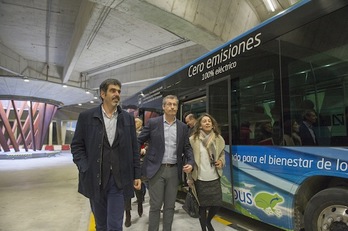 Garmendia, junto a Eneko Goia y Markel Olano, durante la inauguración de la nueva estación de autobuses de Donostia. (Juan Carlos RUIZ/ARGAZKI PRESS)