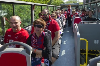 Baskoniako zaleak Berlingo autobus batean, turismo egiten. (Juanan RUIZ/ARGAZKI PRESS)